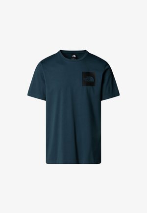 T-shirt en coton bleu marine à manches courtes, avec un carré noir sur la poitrine gauche arbore un logo dans des tons sombres.