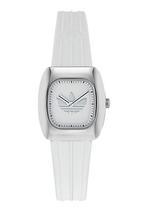 Reloj de caucho blanco con una caja cuadrada plateada. Presenta una esfera blanca con un logotipo de tres franjas y manecillas plateadas minimalistas. Correa texturizada.