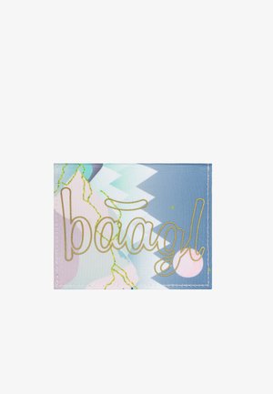 Punto in tessuto multicolore con la scritta "baāgl" in lettere dorate, decorato con motivi astratti in tonalità pastello di blu, rosa e verde.