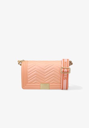 Pfirsichfarbene, gesteppte Umhängetasche mit Chevron-Muster, goldener rechteckiger Schnalle und verstellbarem pfirsich-rosa Tragegurt mit Markennamen.