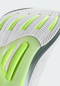 adidas Performance SUPERNOVA SOLUTION - Chaussures de running sur route - cloud white metalic lucid lemon