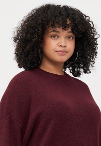Vero Moda Curve VMCBOOM O NECK - Strikkegenser - winetasting melange