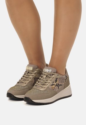 Sneaker in Hellbraun mit metallischen Akzenten, strukturiertem Schlangenprint und Glitzer-Details; gepolsterter Kragen und eine gepolsterte Sohle für Komfort.