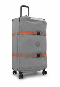 Grijze stoffen koffer met oranje banden, een uitschuifbare handgreep en vier wielen voor mobiliteit. Voorzien van een logo-embleem aan de voorkant.