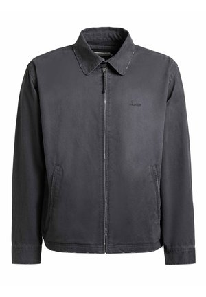 Donkergrijze herenjas met rits en kraag, twee zijzakken en een subtiel merklogo op de linkerborst.