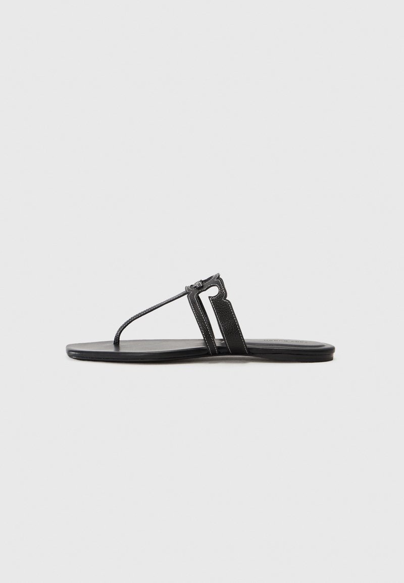 Melnas plakanais flip-flops ar plānu siksniņu dizainu. Iespējamā teksturēta augšdaļa un vienkārša zole, minimālistisks stils bez rotājumiem.