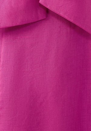 Fuchsia linnen stof met een zachte, gestructureerde oppervlakte. Heeft overlappende lagen voor dimensionaliteit. Uniforme kleur met minimale patronen.