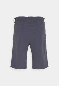 Mörkgrå herrknäbyxor i knälängd med bälteshällor och en bakseam, framför en vit bakgrund.