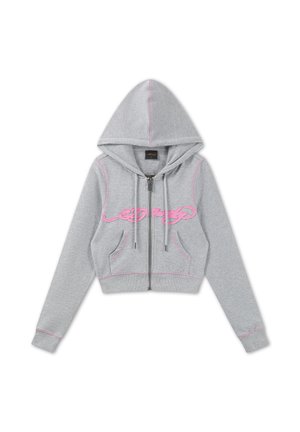 Lichtgrijze cropped zip-up hoodie met roze geborduurde tekst, zakken aan de voorkant, capuchon met aantrekkoord en roze stiksel details.