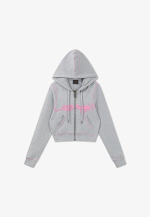 Sudadera corta con cremallera en gris claro con texto bordado en rosa, bolsillos delanteros, capucha con cordón y detalles de costuras rosas.