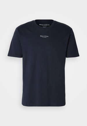 Marineblauwe katoenen t-shirt met korte mouwen, ronde hals, voorzien van kleine witte logo-tekst op de bovenste borst. Glad textiel, normale pasvorm.