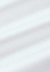 Biała tkanina o gładkiej, fakturowanej powierzchni. Materiał wydaje się lekko refleksyjny, ukazując delikatne fałdy i subtelny połysk.