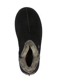 Zwarte binnenlaars met een zachte nepbont voering, ronde bovenkant, gestikte details en een gladde suedine buitenkant.