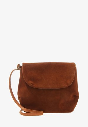 Bolso bandolera de ante marrón con cierre de solapa y correa de cuero ajustable, sobre un fondo blanco.