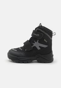 Schwarze Kinderstiefel aus Mesh und synthetischem Material, mit zwei verstellbaren Klettverschlussriemen, robuster Sohle und grauen Akzenten.