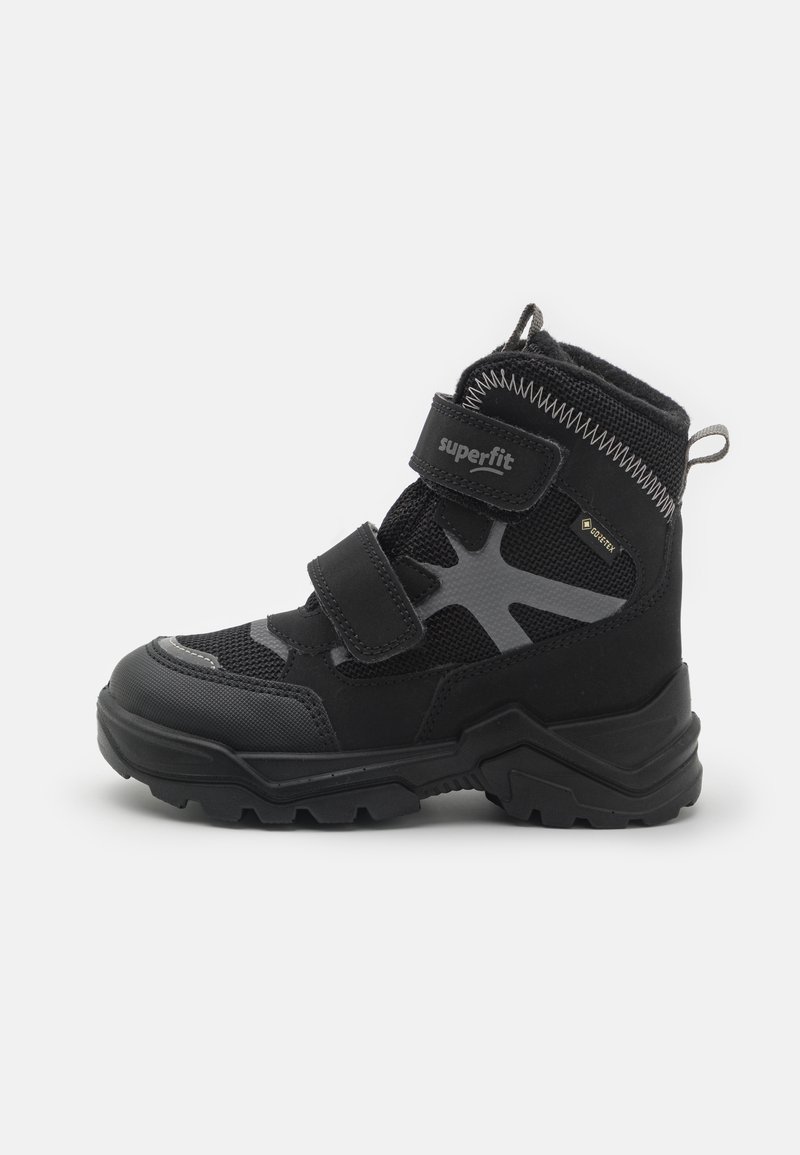 Schwarze Kinderstiefel aus Mesh und synthetischem Material, mit zwei verstellbaren Klettverschlussriemen, robuster Sohle und grauen Akzenten.