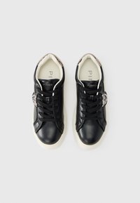 Μαύρα δερμάτινα αθλητικά παπούτσια με στρογγυλεμένη μύτη, κλείσιμο με κορδόνια και αντίθετη λευκή σόλα. Διαθέτουν μεταλλικές λεπτομέρειες στη φτέρνα και το λογότυπο.