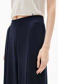 ARMEDANGELS KAARO LINO - Broek - night sky