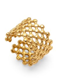 Anillo de oro con un diseño en forma de malla con acentos redondeados y una superficie texturizada, creando una apariencia abierta y aireada.