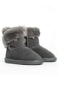 Stivali alla caviglia in suede grigio con un soffice risvolto in pelliccia grigia, suole in gomma piatte e un design semplice. Presentano dettagli cuciti lungo le cuciture.