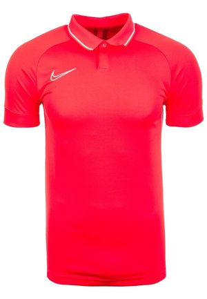 Rotes Poloshirt aus glattem, elastischem Stoff. Mit Kragen, kurzen Ärmeln und einem weißen Nike-Logo auf der linken Brust.
