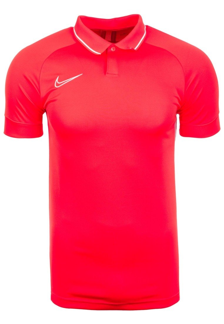 Rode polo shirt gemaakt van gladde, rekbare stof. Heeft een kraag, korte mouwen en een wit Nike-logo op de linker borst.