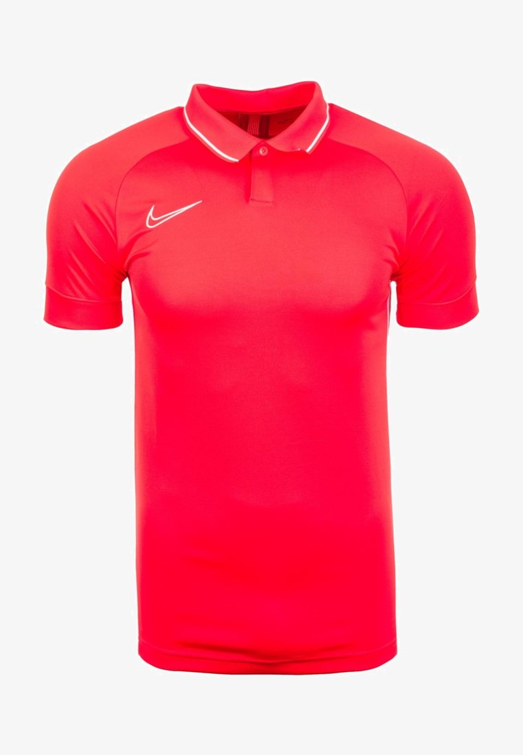 Rotes Poloshirt aus glattem, elastischem Stoff. Mit Kragen, kurzen Ärmeln und einem weißen Nike-Logo auf der linken Brust.
