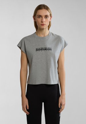 Grijze cropped t-shirt gemaakt van katoen met korte cap mouwen, voorzien van zwart "Napapijri Geographic" logo dat op de voorkant is gedrukt.