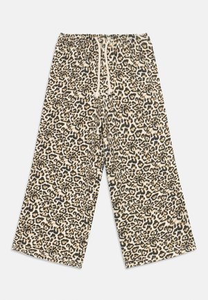 Calças de padrão de leopardo com cintura elástica e cordão, feitas de um tecido suave. O design apresenta um fundo bege com manchas pretas e castanhas.