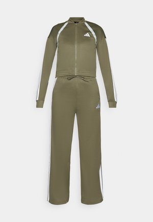 Chándal verde oliva con chaqueta con cremallera y pantalones con cordón. Presenta rayas blancas en los lados y un logo de Adidas en la chaqueta y los pantalones.