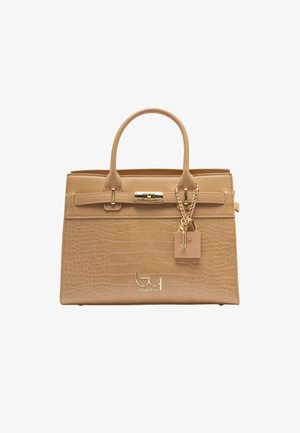 Borsa a mano in pelle beige con texture coccodrillo, ferramenta dorata, manici superiori e una catena con ciondolo a forma di lucchetto e chiave sul davanti.