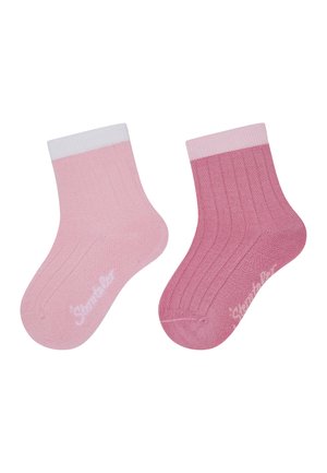 Paar gerippte Knöchelsocken in zwei Rosatönen, eine mit weißem Bund, mit dezentem Markentext auf der Sohlenfläche.