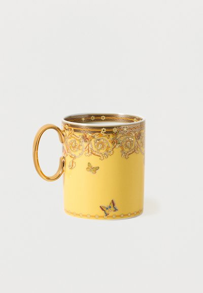 Κίτρινη πορσελάνινη κούπα με χρυσή λαβή, περίπλοκο ανθικό περίγραμμα και μοτίβα πεταλούδας σε λευκό φόντο.