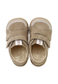 Zapatos de gamuza marrón claro con dos correas de velcro ajustables, punta redonda y suela de goma beige claro. El forro interior presenta un logo grabado.