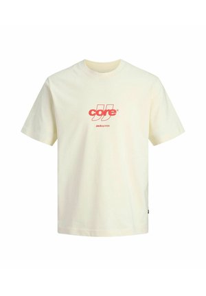 Kremo spalvos medvilniniai trumpomis rankovėmis marškinėliai su raudonu grafikos logotipu priekyje, kuriame parašyta „core“. Minimalistinis dizainas.