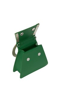 Grøn lædertaske med en triangulær form, magnetiske snaplukkere og en metalrem. Glat tekstur med blanke sølvdetaljer.