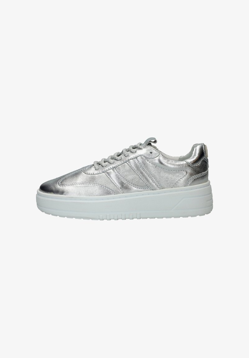 Zilveren metalen sneakers met een gladde textuur, voorzien van een dikke witte zool, ronde neus, platte vetersluiting en drie zijstripes.