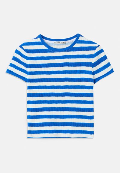 Blå og hvid stribet T-shirt med korte ærmer, ribbet tekstur og rund halsudskæring. Stregmønstrene varierer i bredde.