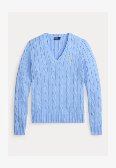 Svetlomodrý pletený sveter s výstrihom do V, dlhými rukávmi a malým žltým vyšitým logom na ľavej strane hrude.