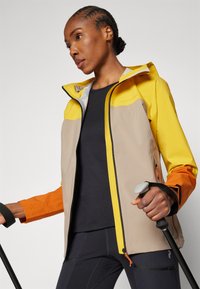 Peak Performance TRAIL JACKET - Veste Hardshell - pure gold/avid beige/gold flame
