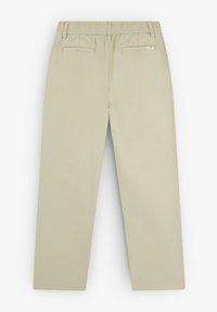 Pantalones beige de cintura elástica con un diseño de pierna recta. Presentan dos bolsillos traseros y detalles de costura sutiles. Textura suave en toda su superficie.