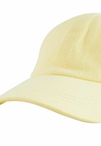Gul bomulds hat med en buet skygge, der har et tekstureret stof og syede detaljer langs skyggen for ekstra holdbarhed.