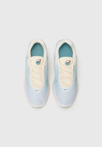 Helle blaue und cremefarbene Laufschuhe mit einem Obermaterial aus Mesh, runder Zehenpartie, strukturiertem Muster, gepolstertem Schaft und weißer Gummisohle.
