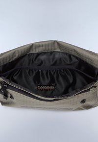 Borsa in tessuto grigio con una texture, dotata di apertura superiore, rivestita in raso nero e con tasca interna. Accentuata da un piccolo logo.