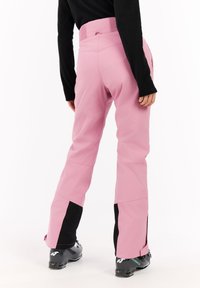 Roze skibroek met een hoge elastische tailleband, voorzien van zwarte accenten aan de onderbenen en een gladde, waterafstotende textuur.
