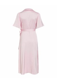 Svijetloružičasta midi haljina s kratkim lepršavim rukavima, ovratnikom i remenom vezanim u struku, prikazana s leđa na bijeloj pozadini.