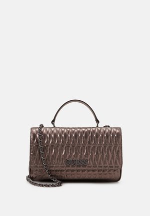 Metallic bronzen gewatteerde handtas met bovenhandvat, ketting schouderriem en GUESS-logo op de voorflap.
