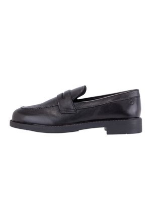 Černý kožený penny loafer s nízkým podpatkem, kulatou špičkou a páskovým detailem přes horní část, zobrazený z boku na bílém pozadí.