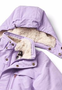 Lavendeljakke med en fluffy beige foring. Har hætte, trykknapper og lynlås lukning. Stoffet er glat og lidt skinnende.