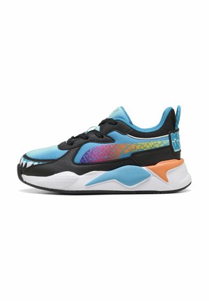 Basket sportive avec des accents noirs, bleus et orange, motif latéral dégradé arc-en-ciel et semelle blanche texturée sur fond blanc.